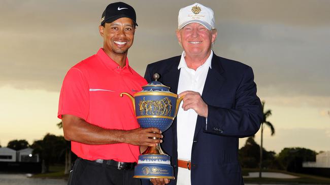 2013年，伍兹赢得世锦赛时特朗普为其颁奖