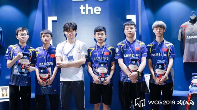 Hero青训D战队合影