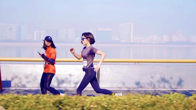 演员赵奕欢助阵2019 UA RACE 10公里竞速跑杭州站