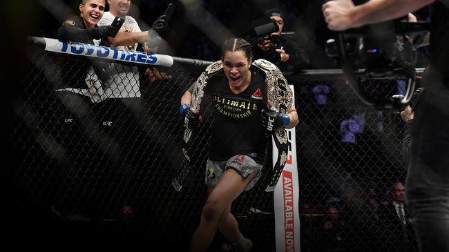 2020ufc女子级别最新排名_“母狮”卫冕UFC女子羽量级冠军带来新问题这个级