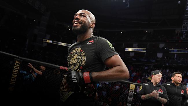 ufc轻重量级:琼斯状态下滑 雷耶斯有望送其首败