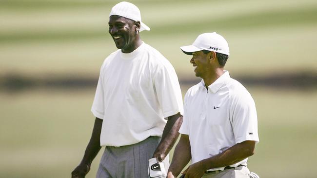 老虎伍兹最新排名_老虎伍兹现状,离婚被分走7.5亿,2年前无法走路,现女