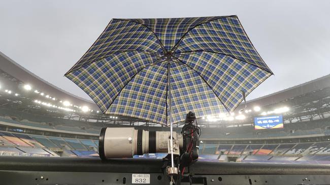 申花比赛受大雨影响延期
