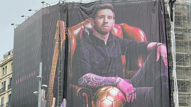 梅西重现巴塞罗那街头巨幅海报霸气坐姿掌控金球 - 虎牙直播