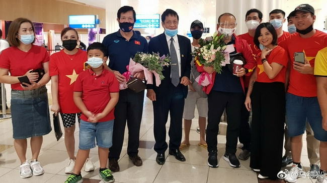 记者：越南驻阿联酋大使亲自到机场迎接越南队！