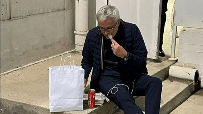 接地气!穆里尼奥晒出赛后在台阶上吃快餐的照片