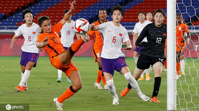 东京奥运会，中国女足2-8荷兰女足