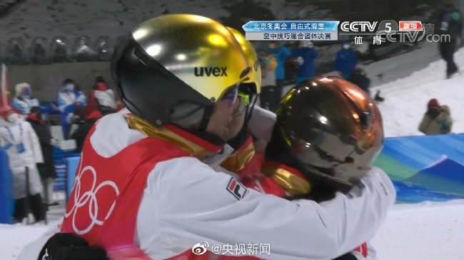 同为冬奥四朝元老，徐梦桃第一时间给队友贾宗洋送上最温暖的拥抱。