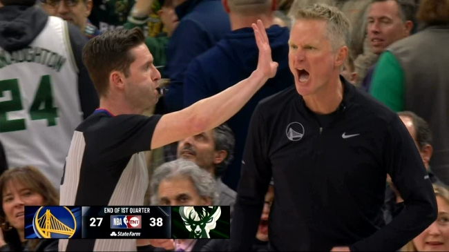 这球不吹3+1？库里和科尔向裁判抱怨连吃两T