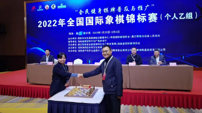 许昱华主任与刘平久主席共同为本次比赛进行了开棋仪式
