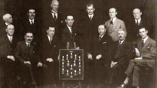 1931年麦克（奖牌右侧坐者）捐赠大哥阿历克斯的奖牌