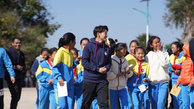 “追风女孩”们簇拥着王霜参观校园