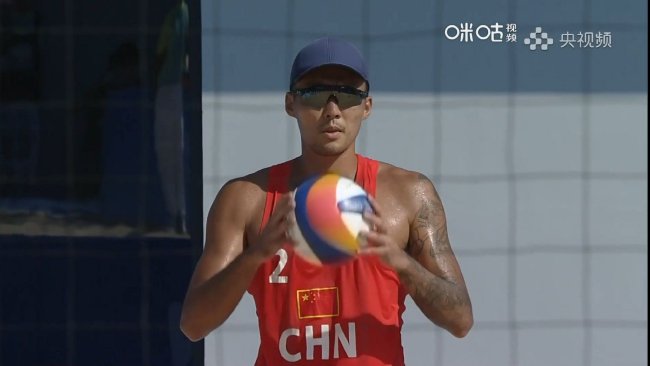 中國隊李傑發球