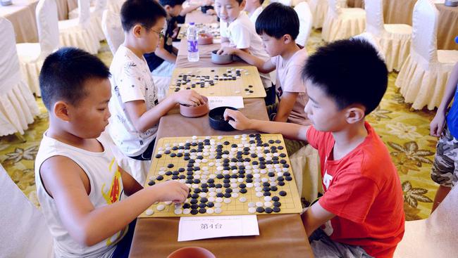 参加围棋比赛的小棋手(资料图)
