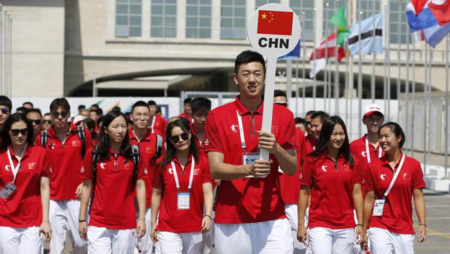 中国代表团升旗