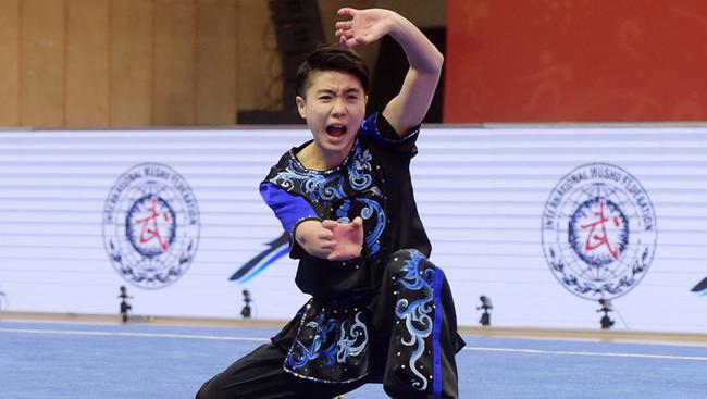 上海武术世锦赛今天在闵行体育馆迎来首个比赛日，上海选手汤露获得女子南拳金牌。这不仅是中国队在本次大赛的首金，也是本届武术世锦赛的首金。