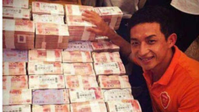 2017年10月底，广东华南虎（时名梅县铁汉）冲甲成功，现场发放了百万现金作为冲甲奖金，这几张照片火到了外网，成了中国足球土豪的标志性照片素材。当初号称“中乙的广州恒大”俱乐部，如今因欠薪和转让问题无法解决，终结历史。