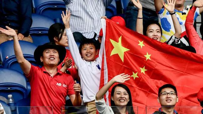 只有中国球迷有球看？