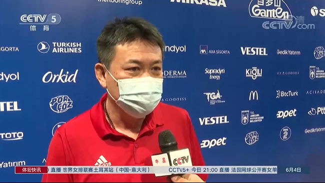 中国女排主教练蔡斌接受央视记者采访