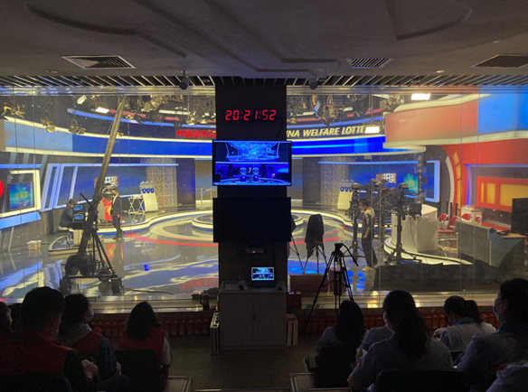 公众代表在福彩开奖直播现场观看开奖