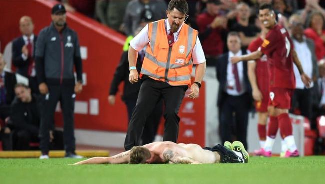 辣眼利物浦又遭球迷裸奔闯球场没上一场香艳图