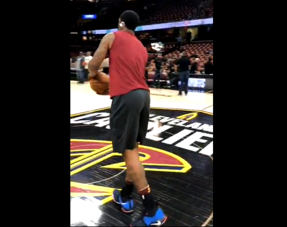 神经刀JR单手扔进半场三分