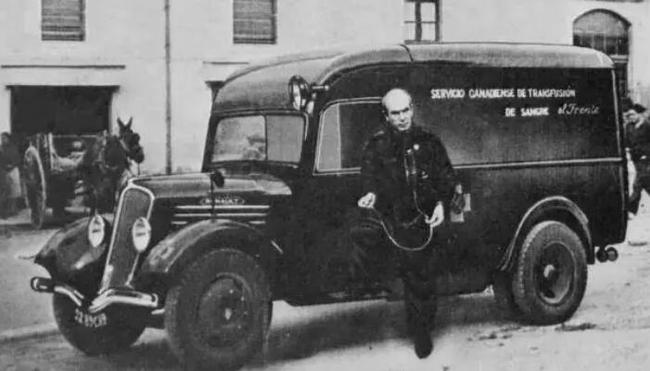 西班牙内战时期，在马德里的白求恩和他的流动救护站（网络照片）