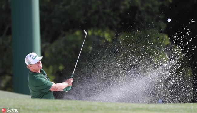 查利-霍夫曼因一杆进洞跻身前12