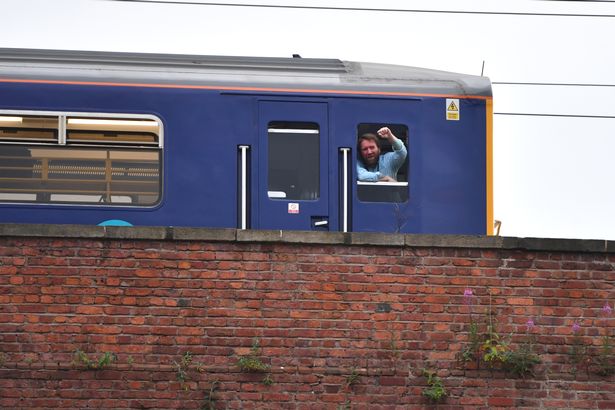 全民狂歡!英國一火車司機停車為球隊助威_國際足球_新浪競技風暴_新浪