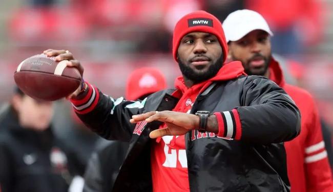 詹姆斯去打橄榄球