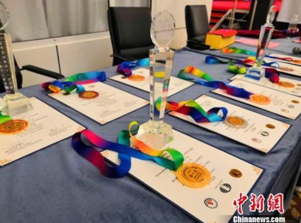 2019年亚洲国际象棋个人锦标赛获奖证书及奖杯。　赵昊　摄