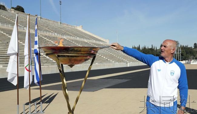 点燃圣火盆[共同社雅典3月15日电]东京奥运圣火14日抵达希腊雅典市