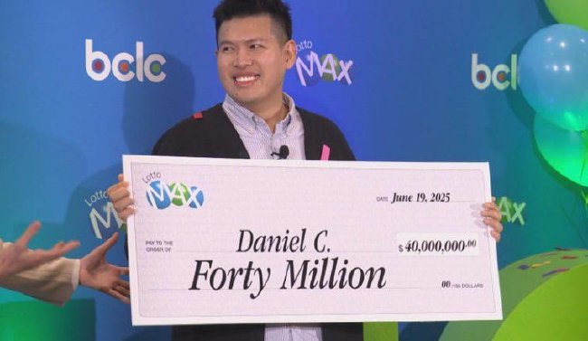 周先生现场领取大奖支票