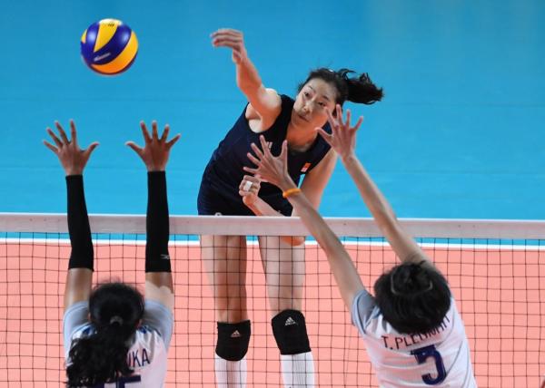 2018年9月1日，在第18届亚运会女排决赛中，中国队球员朱婷在比赛中扣球。最终，中国队以3比0战胜泰国队，夺得冠军。新华社记者 杜宇 摄