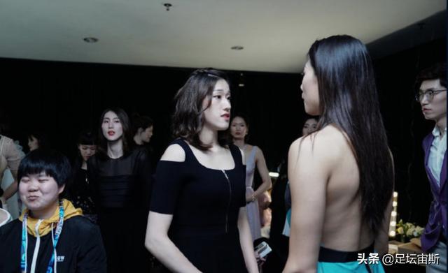 刘晏含的露背装