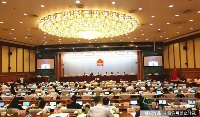 北京市财政局局长吴素芳在会议上作报告