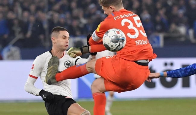 周六足彩伤停沙尔克门将努贝尔飞踹对手禁赛4场