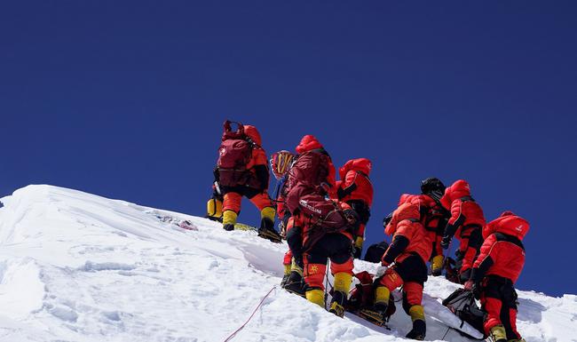 中国测量登山队再次登顶珠峰：舍易行难 叩问未