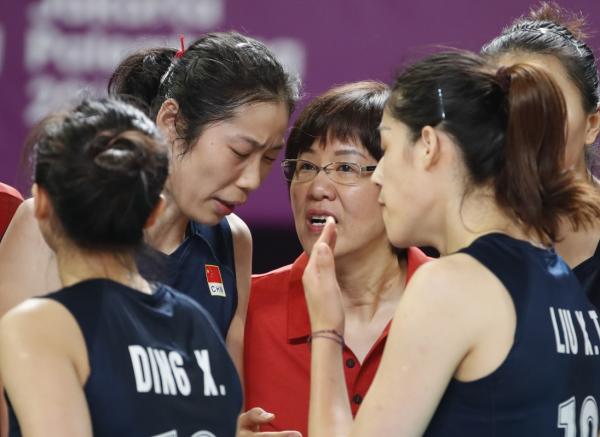 9月1日，中国队主教练郎平（中）与球员交流。新华社记者 王丽莉 摄