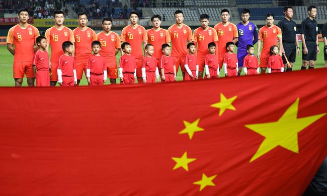 12月14日，在广东珠海进行的2019年中国足协中国之队“世奥杯”珠海国际足球锦标赛中，中国U22队以3比0战胜马里U22队。中国U22队首发球员在赛前。新华社记者邓华摄