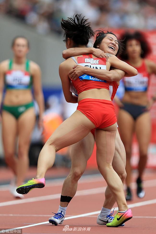中国女子接力队在4×100米比赛中以42秒59的成绩夺得亚军