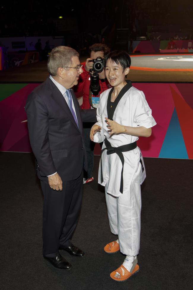 吴静钰（右）在与国际奥委会主席巴赫交谈 资料图