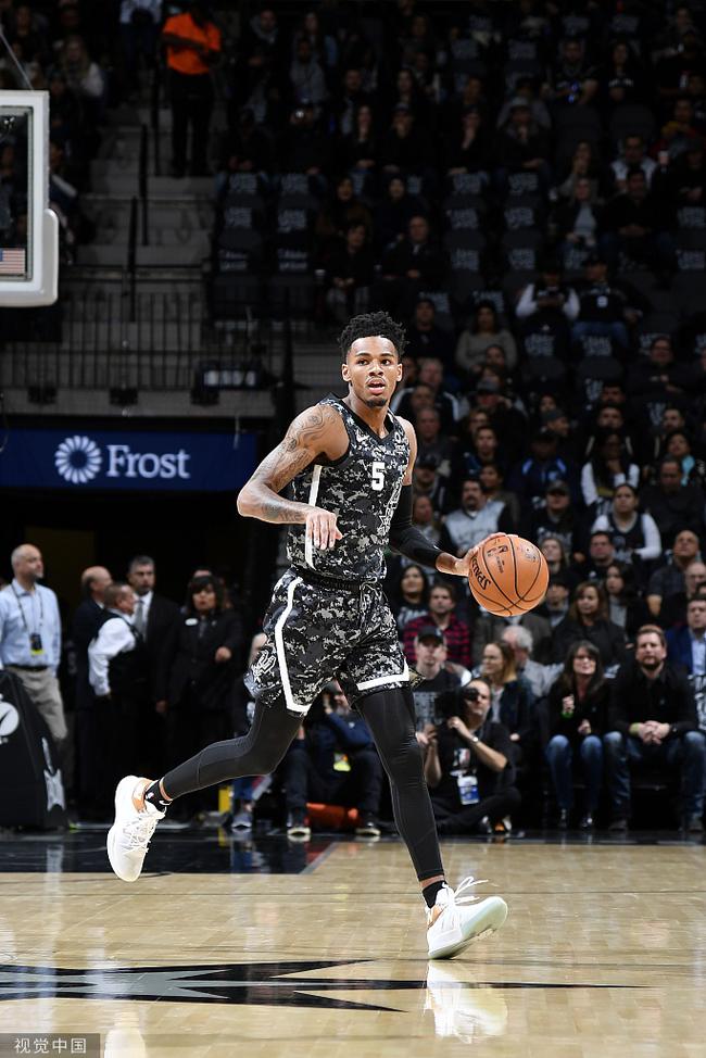 当时马刺发球,莱尔斯将球发给身边的穆雷,穆雷似乎以为是队友让他重新