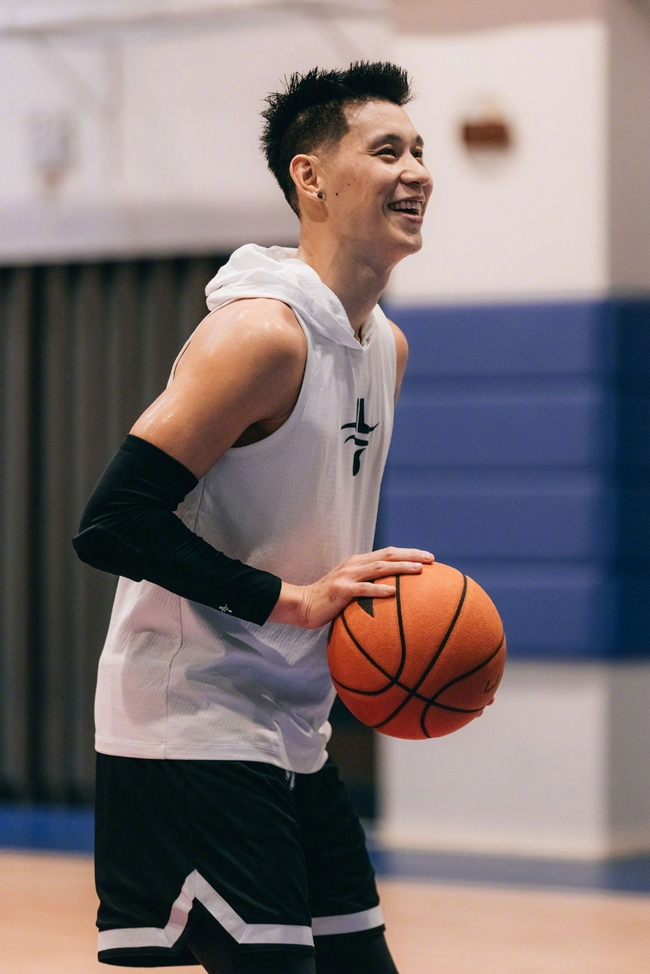 林书豪更新微博宣告解除隔离 感叹太久没打球