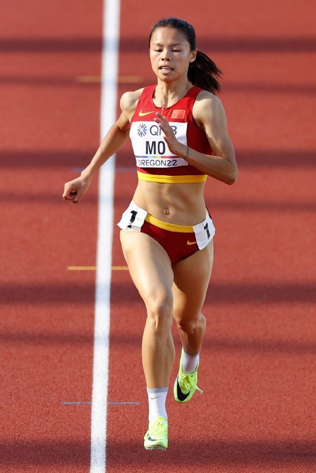 莫家蝶在女子400米栏预赛中以57秒01完赛列总第31名无缘半决赛
