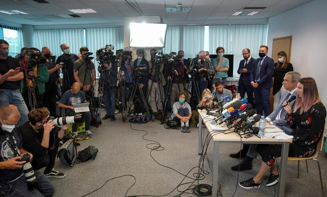 齐马努斯卡娅在华沙参加新闻发布会