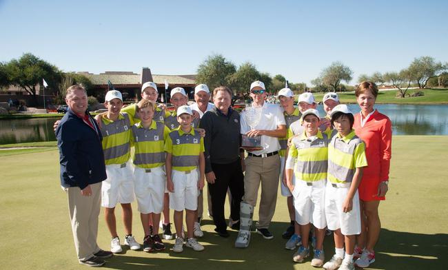 获得冠军后队员与教练合影留念