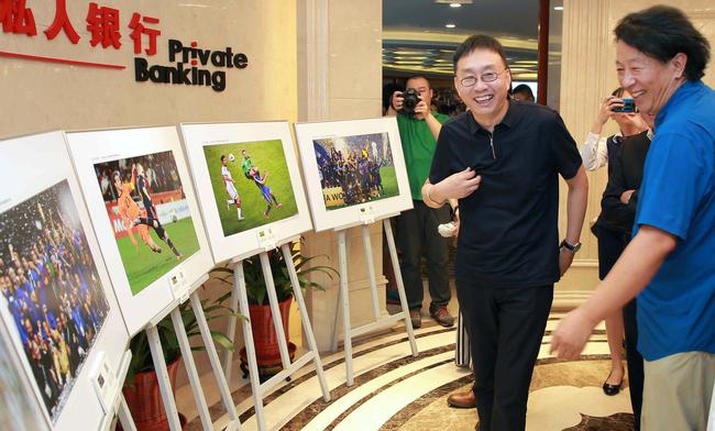 著名导演甲丁观看影展