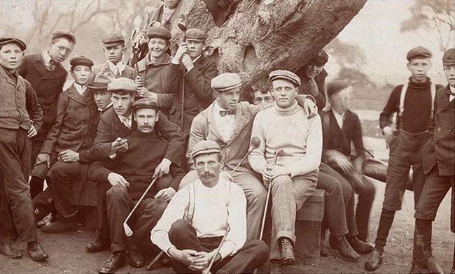 威利胳膊搭在史密斯肩上，霍瑞斯-罗林思坐在前面（© Ralph W. Miller Golf Library）