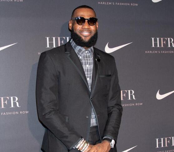 詹皇新鞋体现了对女性的尊重